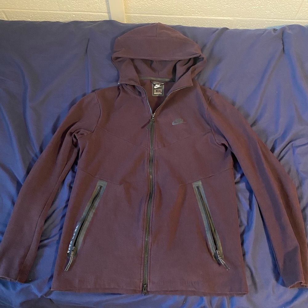 Men’s burgundy Nike Tech size small